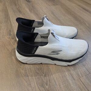 Skechers Womens 9 Hands Free Slip Ins Max Cushioning White/Black Sneakers Comfor